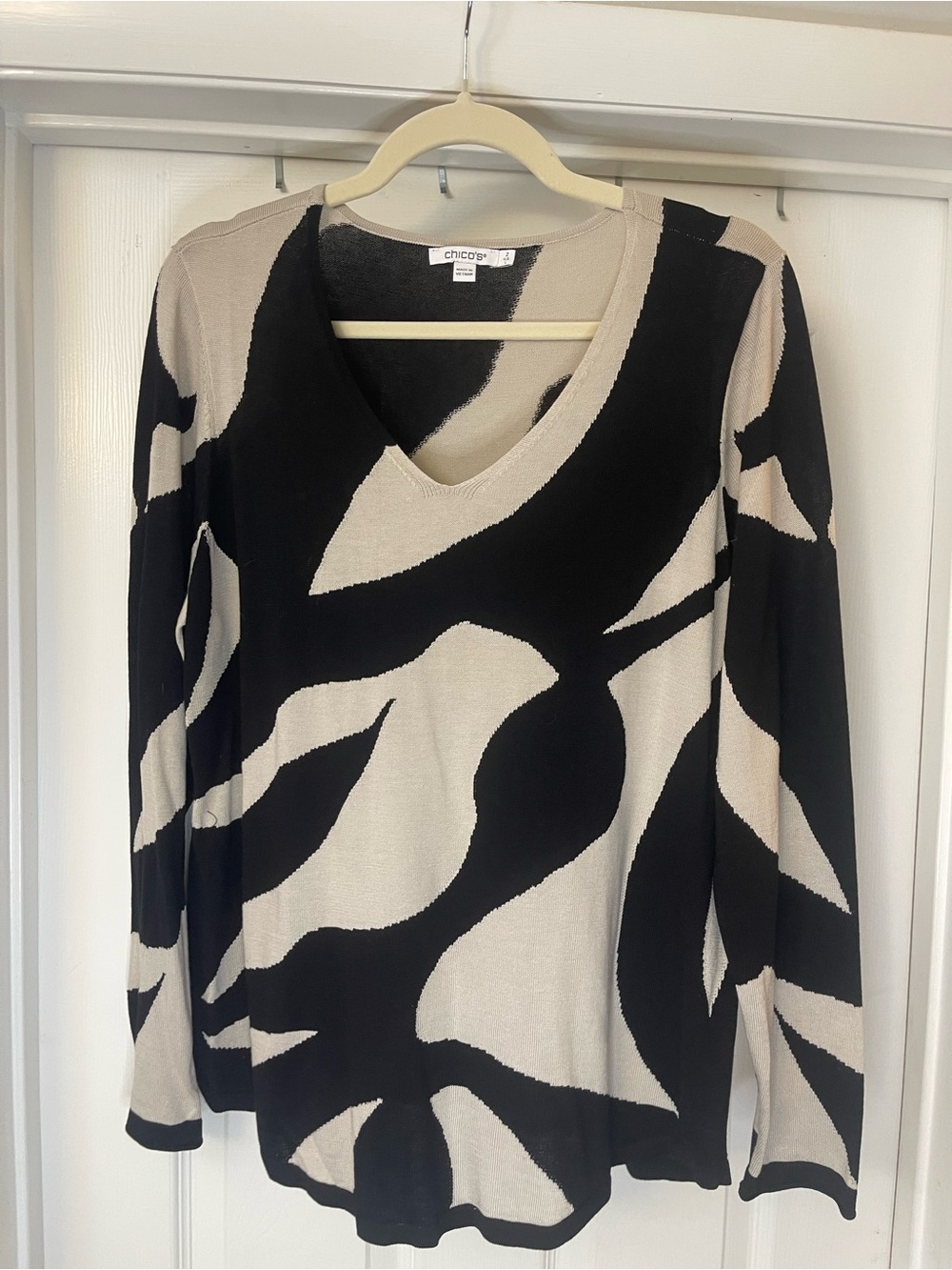 NWT Chico's Black and Beige V-Neck Abstract Knit Sweater